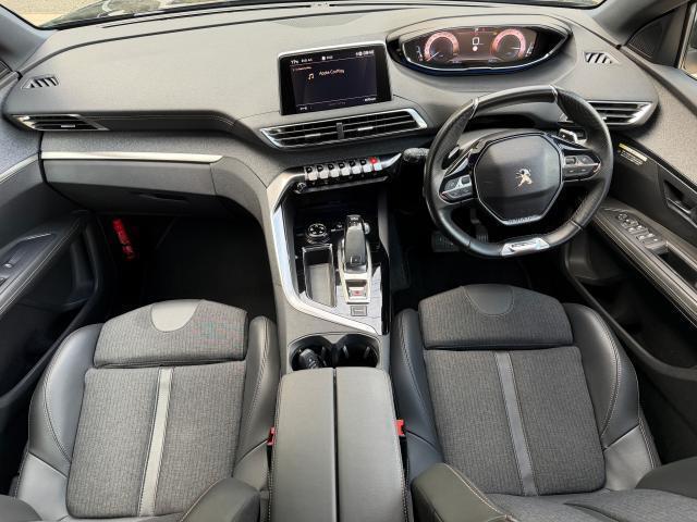 飛行機のコックピットを連想させるデザインです。小径スポーツステアリングを採用し、操舵性が容易かつメーターの視認性が良くなり、ドライバーの負担を軽減いたします。