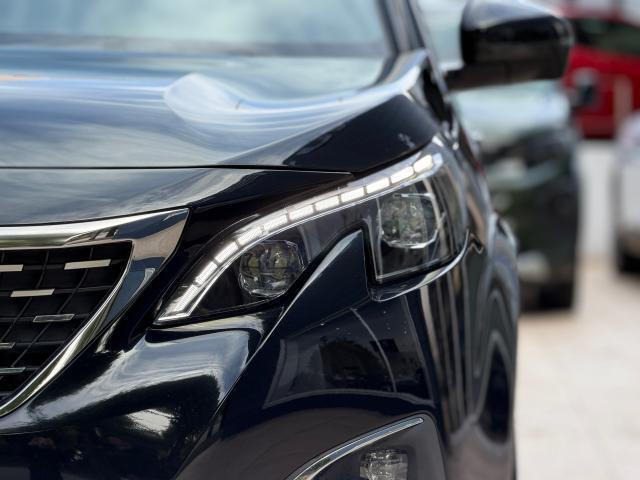 ヘッドライトにはLEDが採用され、明るさや消費電力共に高効率になります。LEDのポジションランプもおしゃれな雰囲気を感じさせます。