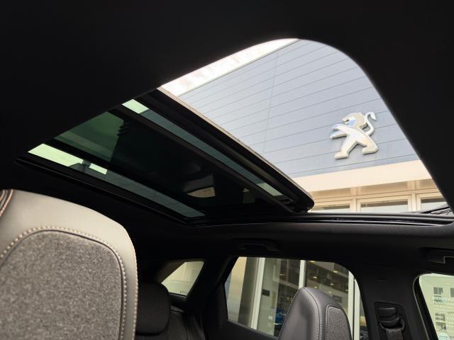 パノラミックサンルーフを装備しております。前半分がオープンし、四季を問わず爽快なドライブをお楽しみいただけます。日差しが強い際はサンシェードをご利用ください。