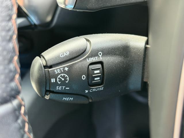 アクティブクルーズコントロール（セーフティーブレーキ付き）が標準装備されております。設定した速度内で、前車の速度に合わせて加減速を行い、一定の車間を保ちます。高速道路はもちろん、一般道でも活躍する機能