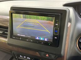 【バックカメラ】駐車時に後方がリアルタイム映像で確認できます。大型商業施設や立体駐車場での駐車時や、夜間のバック時に大活躍！運転スキルに関わらず、今や必須となった装備のひとつです！