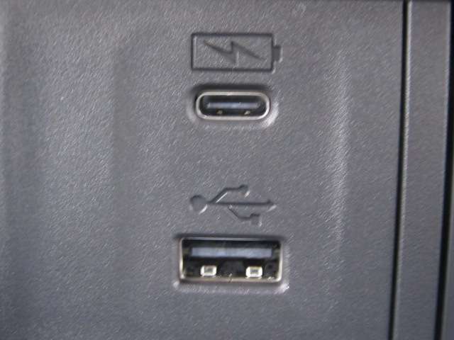 USBポートはナビ接続用と充電用の計2つございます♪