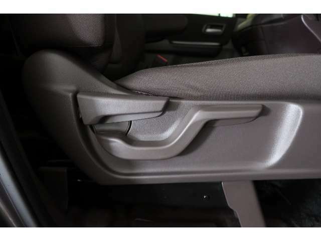【前席】運転席にはシート高を調整できるハイトアジャスターが装備され、幅広いシートポジションの設定が可能になっております♪