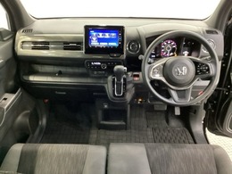車内は光触媒抗菌消臭施工済です。スタイリッシュなデザインでスポーティなインパネ周りを演出します。グローブボックスやカップホルダーのほかにトレーなどたくさんの収納スペースが付いています。