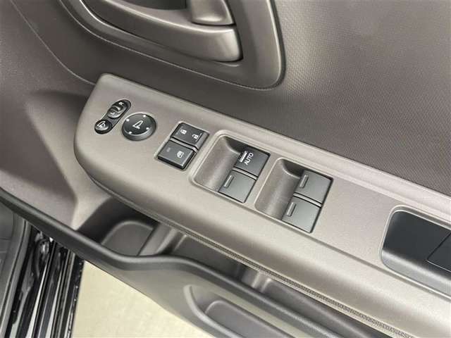 【窓操作部】軽い力で、窓を開けたり閉めたりすることができます！掲載箇所以外にご希望の写真がございましたら、お気軽にお問い合わせ下さい！メールや郵送でお送りさせていただきます。