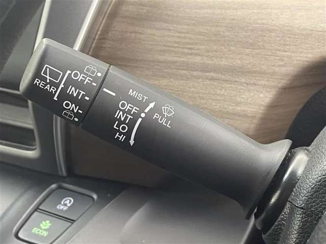 【ETC】有料道路を利用する際に料金所で停止することなく通過できる、ETC車載器（ノンストップ自動料金収受システム機器）が装備されています。セットアップを行うことで利用可能になります。