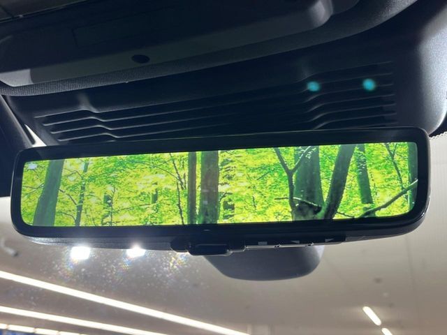 ◆ClearSightインテリアリアビューミラー『ルーフの上に取り付けられたカメラによって車内の積載状況に関係なく後方視界を確保できます。夜間でも鮮明に投影されます。』