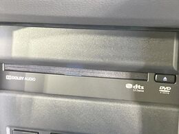 【CD/DVDデッキ】オプションのCD/DVDデッキを搭載。ディスプレイオーディオでエンタメをお楽しみいただけます。