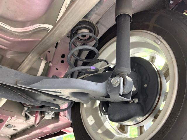 お車を安心してお乗りいただく為には、足回りの定期点検が欠かせません。サービスサポート（有償保証）では無料点検もご提供しており、安心のカーライフをお過ごしいただけるサポート体制が整っています。
