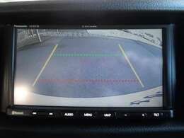 バックモニター　シフトレバーを「R」位置にすると、自動的に後方の画像を表示します。車庫入れなどでバックする際に後方確認ができて便利です。