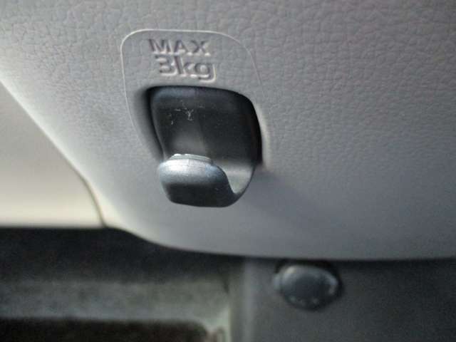 荷物をかけられるフック。