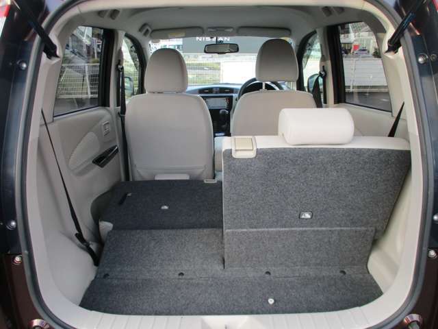 6：4分割可倒式で、長い荷物も積み込み可能。様々な状況に応じてシートアレンジが可能です。