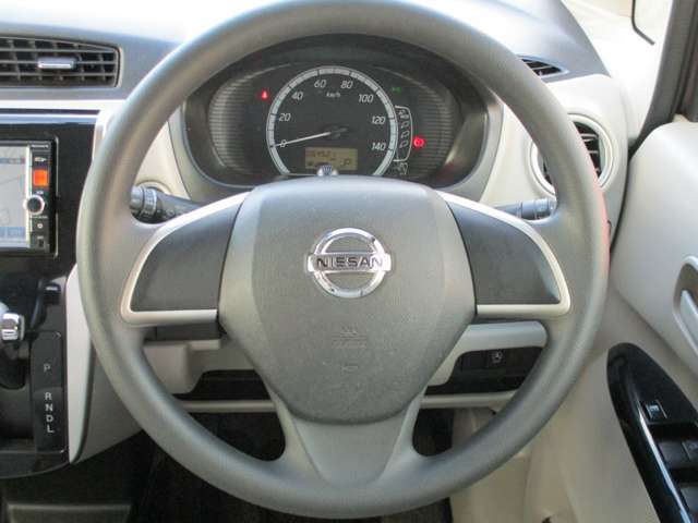 SRSエアバッグ付きパワーステアリング。