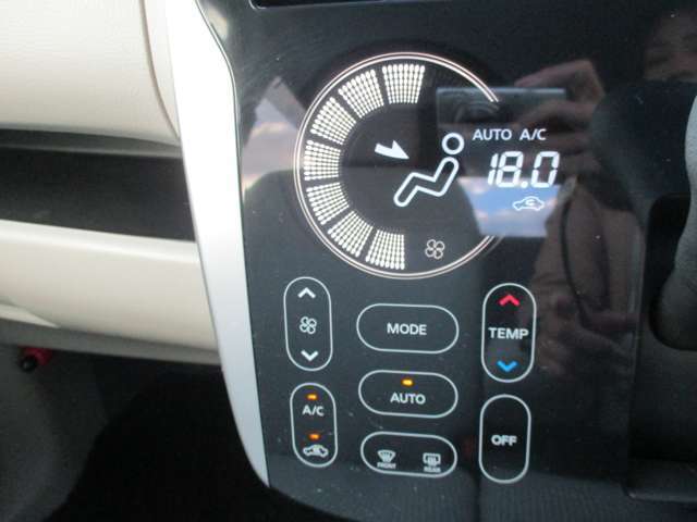 深みのあるピアノブラック調で、タブレット端末のようなタッチパネル式を採用。オートエアコンで車内は常に快適に保たれます。またパネル表面は凸凹が少なく、お掃除も簡単です。