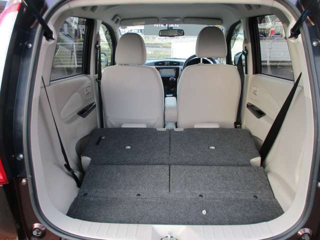 リヤシートをすべて倒せば更に広さが確保できます。