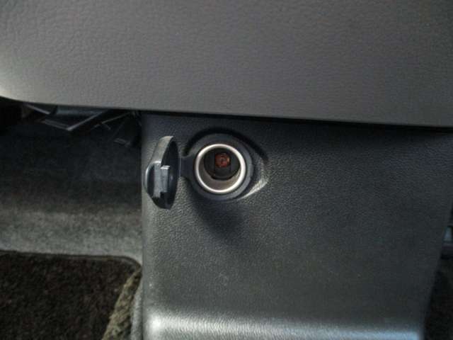 充電に便利な電源ソケット付き。