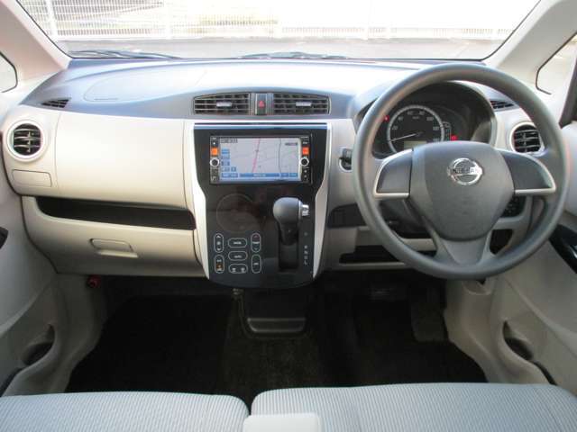 機能的ですっきりした運転席周り。