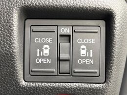 【両側パワースライドドア】スマートキーや運転席のスイッチで後席両側スライドドアの開閉が可能♪電動だから力を入れてドアを開ける必要が無く、小さなお子様でも簡単に開け閉めでき快適です♪