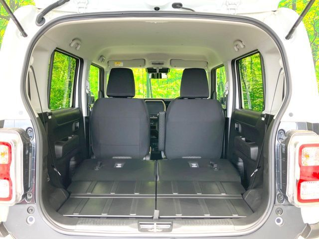 後席を格納すると、これだけの広さが！シーンに合わせたシートアレンジで、大きな荷物も積むことが出来ます♪