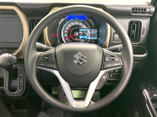 インテリアに合わせたデザインのステアリングは、運転される方のことも考え、運転しやすい形状、大きさです。是非一度、実際に触ってお確かめください。