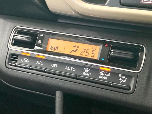 【オートエアコン】一度お好みの温度に設定すれば、車内の温度を検知し風量や温度を自動で調整。暑い…寒い…と何度もスイッチ操作をする必要はありません。快適な車内空間には必須の機能ですね♪