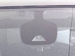 【エマージェンシーブレーキ】走行中に前方の車両等を認識し、衝突しそうな時は警報とブレーキで衝突回避と被害軽減をアシスト。より安全にドライブをお楽しみいただけます。
