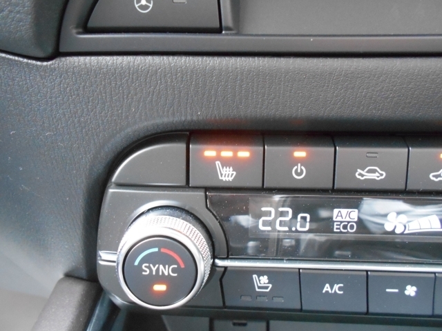 座面と背もたれを素早く暖め、寒い時期にも快適な運転環境を提供するシートヒーター。