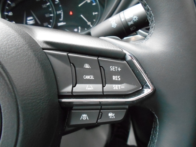 MRCC（マツダレーダークルーズコントロール）は先行車との車間を維持しながら追従走行を可能にしています。長距離でのドライバー負担を軽減させてくれます。
