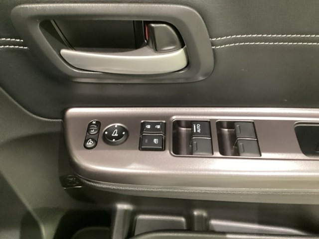 ハンドルの右側に電動格納付きパワーミラーの操作スイッチがついています。左右のサイドミラーの角度調節も微調整ができて便利です。パワーウインドウは運転席でドア4枚とも上下の操作ができるようになっています。