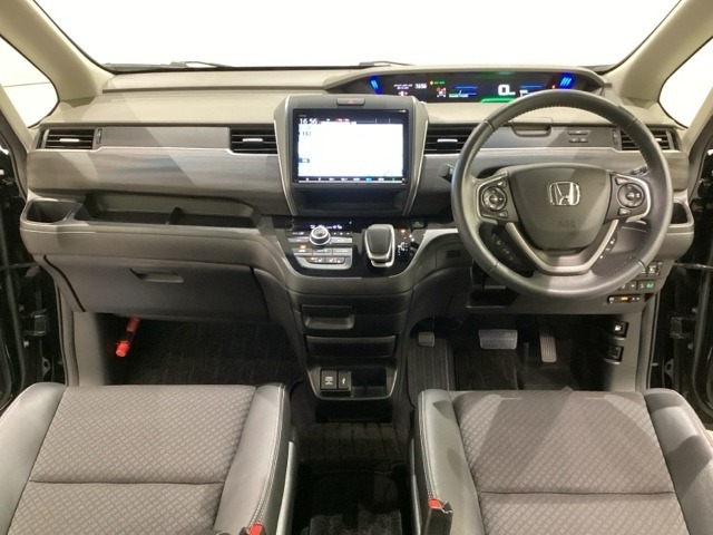 車内は光触媒抗菌消臭施工済です。インパネ周りはスタイリッシュなデザインです。グローブボックスやカップホルダーのほかにトレーなどたくさんの収納スペースが付いています。