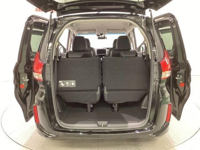 開口部も広く荷物の積み下ろしもしやすいお車となっております。3列目シートは5：5の割合で背もたれを倒しシートの跳ね上げができます。