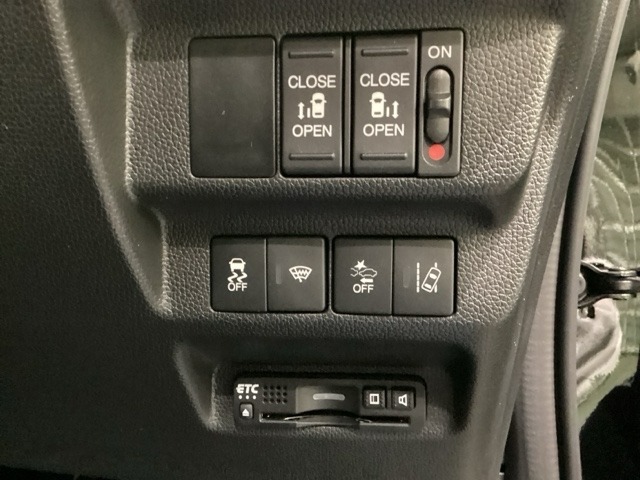 両側電動スライドドアは運転席から操作ができるよう、操作スイッチが付いています。その下にはETCがついています。高速道路の料金所の通過も楽々です！。　カードの取り出しもしやすい場所についています。