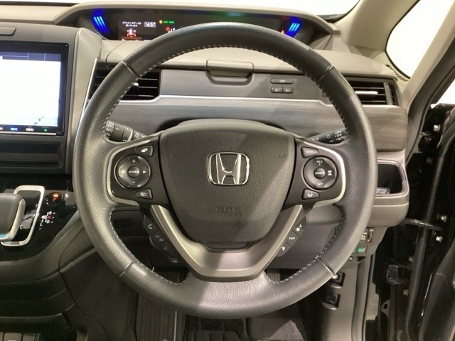 ハンドルにHondaセンシング系のクルーズコントロールやレーンキープアシストなどのスイッチと、オーディオの操作スイッチが装備されています。ハンドルから手を離さず安全に操作できます。