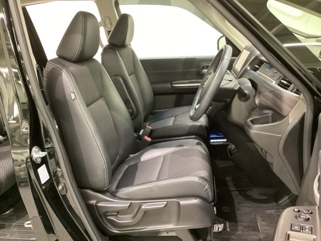 女性でも運転がしやすいように、シートの高さ調整機能（シートリフター）がついています。広い足元にゆったり座れるシートには肘掛も装備しており長距離の運転でも疲れにくいシートです。