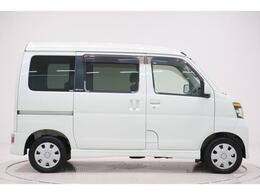 県内13店舗にて常時500台以上ダイハツ車を展示中です。見て、触って、納得のいく一台をぜひ見つけてください。