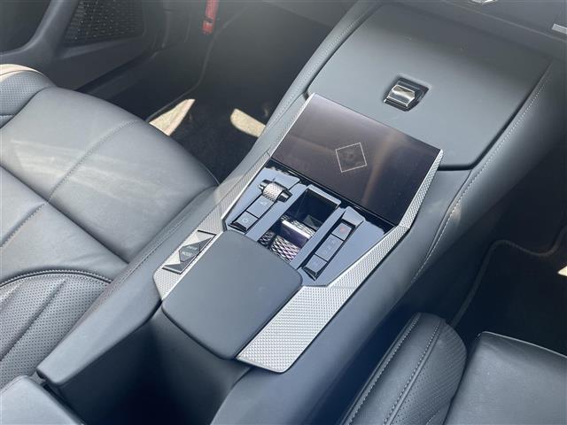 【運転席操作部】『運転席周辺の装備』の画像になります。快適なドライブを楽しむための機能が装備されています！運転席から触れるので使いやすいです！