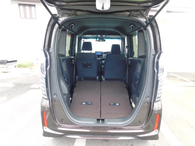 2人乗車時の荷室です。たっぷりと室内収納可能です。