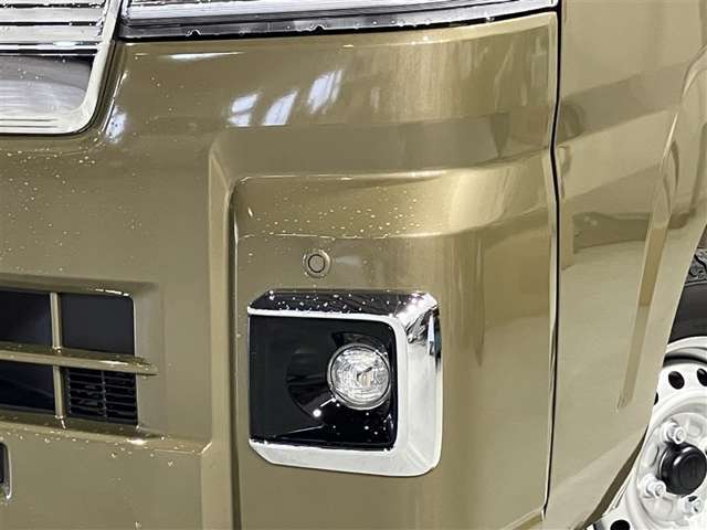 コーナーセンサーを車の前後に装備。障害物までの距離に応じて警告音を変えてお知らせ。縦列駐車時や駐車場・車庫などでの取り回しをサポートします。詳細は販売店スタッフまでおたずねください。