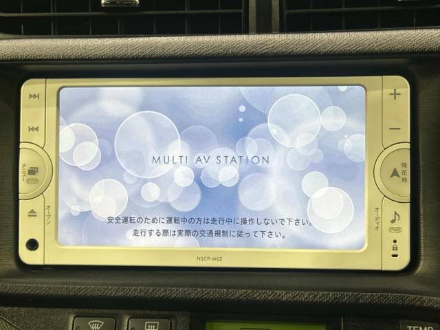 【純正ナビ】人気の純正ナビを装備しております。ナビの使いやすさはもちろん、オーディオ機能も充実！キャンプや旅行はもちろん、通勤や買い物など普段のドライブも楽しくなるはず♪