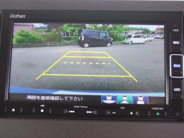 バックカメラ：後方確認がラクに出来るので駐車場も安心