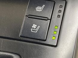 【シートベンチレーション】夏場は涼しい風でお尻や背中の熱やムレを防ぎ、冬はエアコンよりも早く温まってポカポカに！季節を問わず快適に過ごせます。