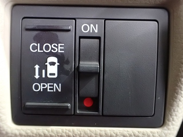 運転席からもスライドドアをボタン操作でスピーディーに開閉できます！またスマートキーでも操作できるので便利です。