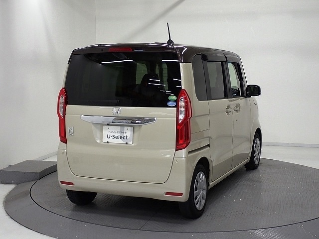 プライバシーガラスが装備されています。外を見るときには気にならずに、後方車両からは車内が見えにくい設計です、周りを気にせず、快適に運転できますよ。