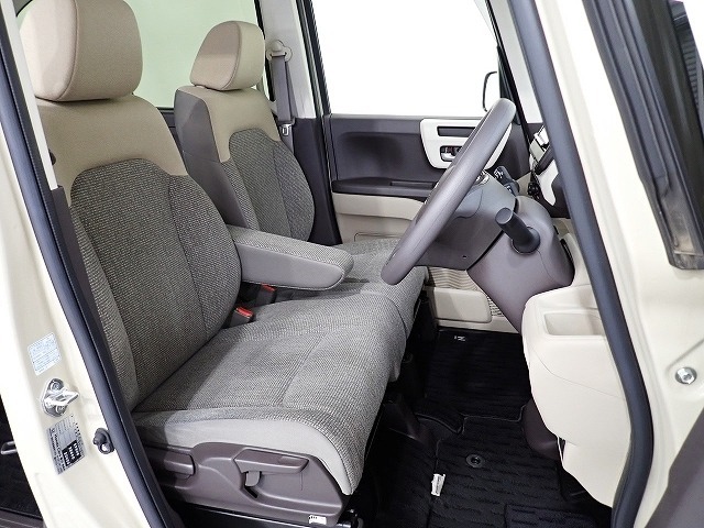 フロントシートはベンチシートです、運転席と助手席の移動が簡単です。真ん中にはアームレストも装備されています！ また運転席シートの高さも調整できます。