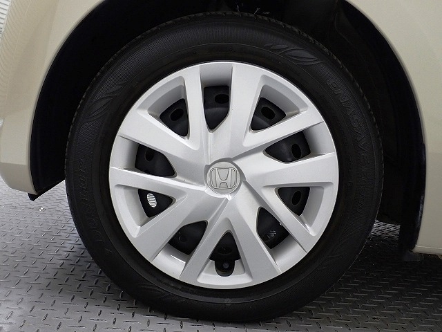 ホイールは車のデザインにマッチした専用タイプです。