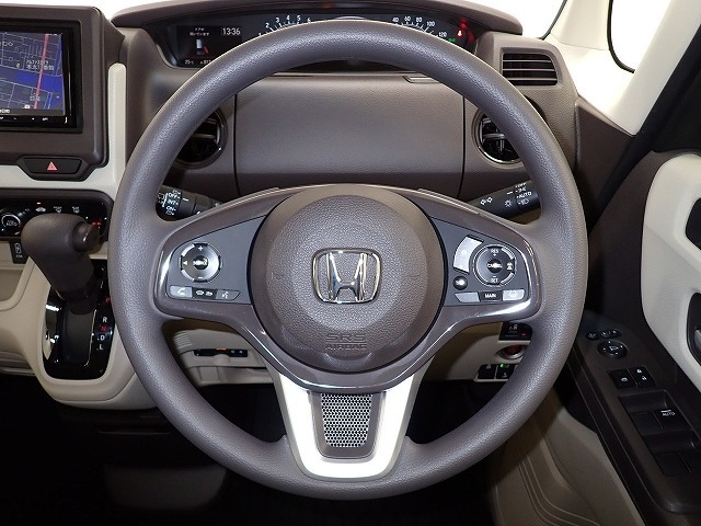 ハンドル左側にはオーディオ操作が出来るオーディオリモートコントロールスイッチ、右側にはHonda SENSINGとオートクルーズコントロールのスイッチを装備！
