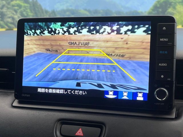 【バックカメラ】駐車時に後方がリアルタイム映像で確認できます。大型商業施設や立体駐車場での駐車時や、夜間のバック時に大活躍！運転スキルに関わらず、今や必須となった装備のひとつです！