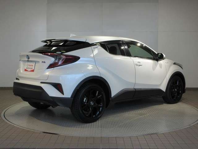軽快な走りと低燃費が魅力的なハイブリッドSUV☆嬉しい装備が満載、おススメのC-HRです。