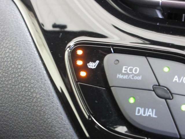 【シートヒーター】は運転席＆助手席に。スイッチONですぐに暖まり、冬の寒い日はこの装備なしの車は考えられなくなってしまう装備の一つです♪