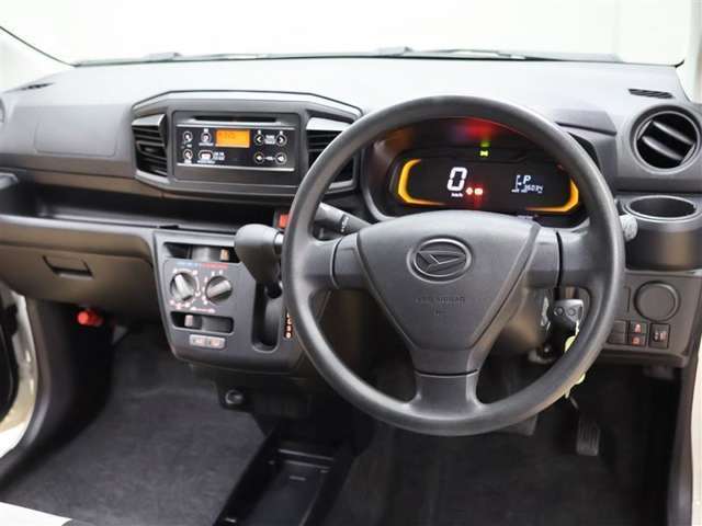 ハンドル周りです。運転している間、長く触れているものだから手に馴染むハンドルがいいですよね♪握ると欲しくなっちゃいますよ。